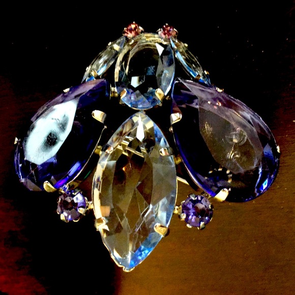 Blue & purple crystal glass fly pattern brooch pin - Picture 3 of 13